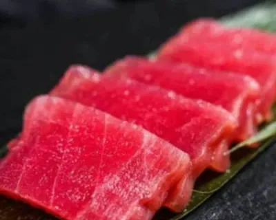 Sashimi thon - 6 Pieces .