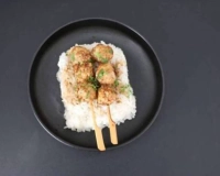 Brochette boulette de poulet - 1 paire .