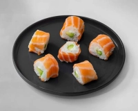 Saumon roll in cheese avocat